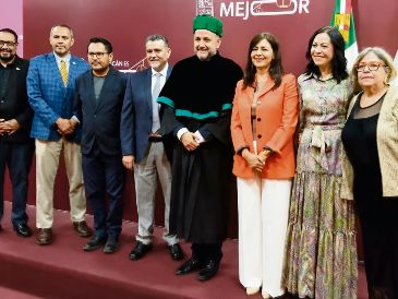 Ricardo Villanueva Lomelí. Recibió el Doctorado Honoris Causa de la UNIVIM, donde llamó a replantear el modelo educativo ante los cambios tecnológicos y la inteligencia artificial. ESPECIAL