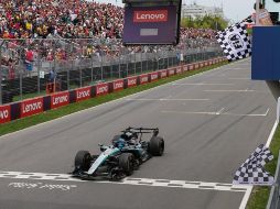 El piloto de Mercedes, George Russell, defendió la posición de líder durante las vueltas finales y cruzó primero la meta para quedarse con los ocho puntos que entrega la sprint al ganador. AFP / C. Herrera