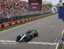El piloto de Mercedes, George Russell, defendió la posición de líder durante las vueltas finales y cruzó primero la meta para quedarse con los ocho puntos que entrega la sprint al ganador. AFP / C. Herrera