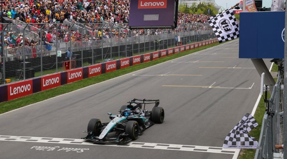 El piloto de Mercedes, George Russell, defendió la posición de líder durante las vueltas finales y cruzó primero la meta para quedarse con los ocho puntos que entrega la sprint al ganador. AFP / C. Herrera