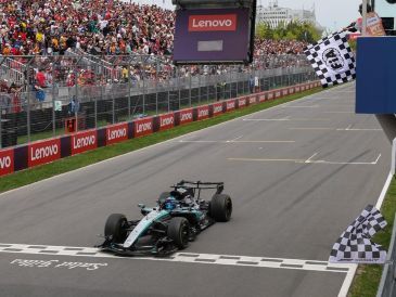 El piloto de Mercedes, George Russell, defendió la posición de líder durante las vueltas finales y cruzó primero la meta para quedarse con los ocho puntos que entrega la sprint al ganador. AFP / C. Herrera