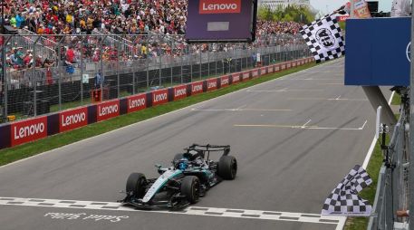 El piloto de Mercedes, George Russell, defendió la posición de líder durante las vueltas finales y cruzó primero la meta para quedarse con los ocho puntos que entrega la sprint al ganador. AFP / C. Herrera