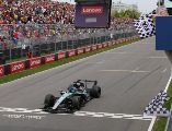 El piloto de Mercedes, George Russell, defendió la posición de líder durante las vueltas finales y cruzó primero la meta para quedarse con los ocho puntos que entrega la sprint al ganador. AFP / C. Herrera