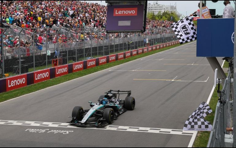 El piloto de Mercedes, George Russell, defendió la posición de líder durante las vueltas finales y cruzó primero la meta para quedarse con los ocho puntos que entrega la sprint al ganador. AFP / C. Herrera