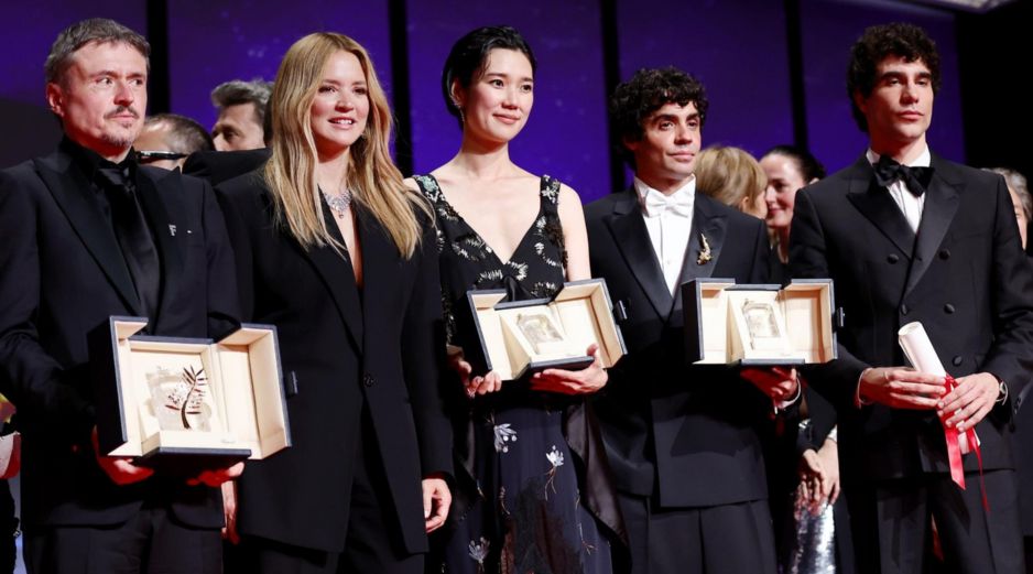Los ganadores de los principales premios de Cannes 2026 posan ante las cámaras. EFE/T. Suárez