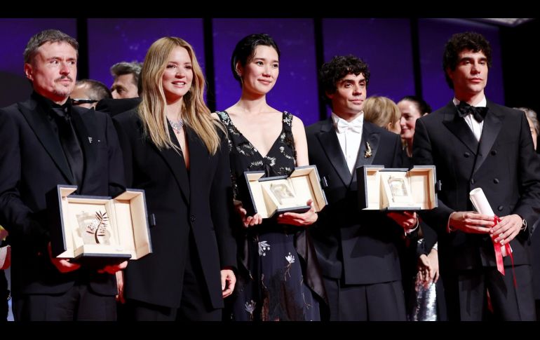 Los ganadores de los principales premios de Cannes 2026 posan ante las cámaras. EFE/T. Suárez