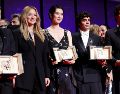 Los ganadores de los principales premios de Cannes 2026 posan ante las cámaras. EFE/T. Suárez