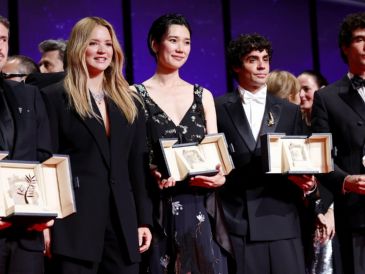 Los ganadores de los principales premios de Cannes 2026 posan ante las cámaras. EFE/T. Suárez