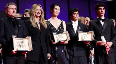 Los ganadores de los principales premios de Cannes 2026 posan ante las cámaras. EFE/T. Suárez