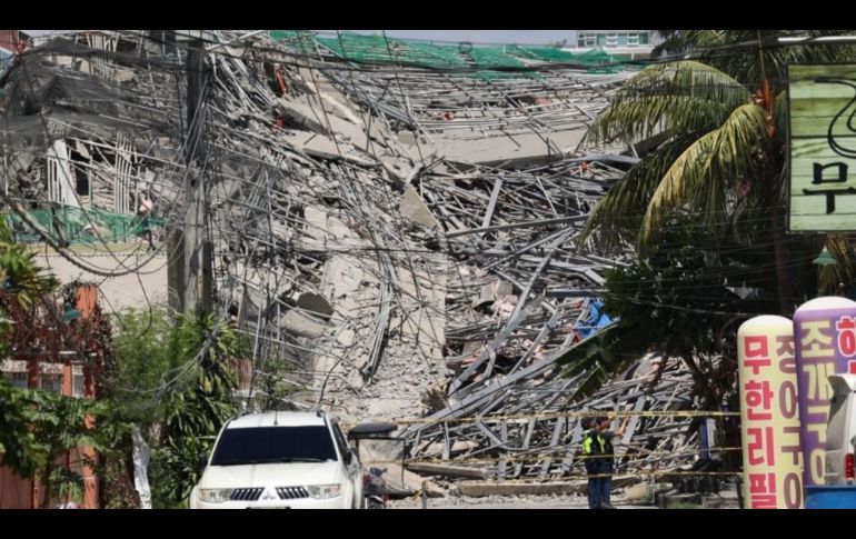 La tragedia ocurrió en una estructura de hormigón de nueve pisos aún sin terminar. AP