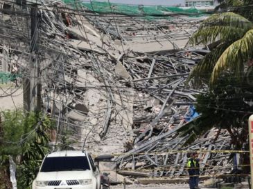 La tragedia ocurrió en una estructura de hormigón de nueve pisos aún sin terminar. AP