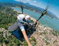 Volar en parapente. Para realizar esta actividad es necesario recurrir a los expertos, quienes proporcionan el equipo necesario. CORTESÍA