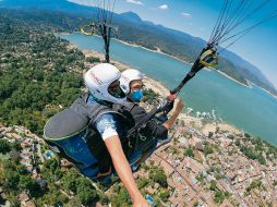 Volar en parapente. Para realizar esta actividad es necesario recurrir a los expertos, quienes proporcionan el equipo necesario. CORTESÍA