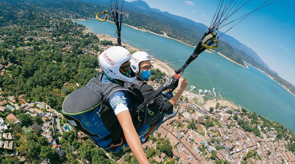 Volar en parapente. Para realizar esta actividad es necesario recurrir a los expertos, quienes proporcionan el equipo necesario. CORTESÍA