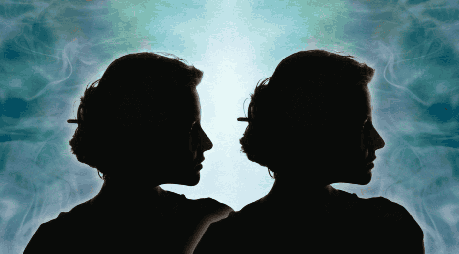 Para muchas personas, la idea de reencontrarse con alguien más allá del tiempo sigue siendo una de las creencias más fascinantes sobre las relaciones humanas. CANVA