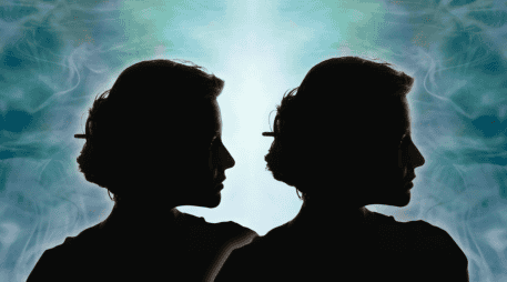 Para muchas personas, la idea de reencontrarse con alguien más allá del tiempo sigue siendo una de las creencias más fascinantes sobre las relaciones humanas. CANVA