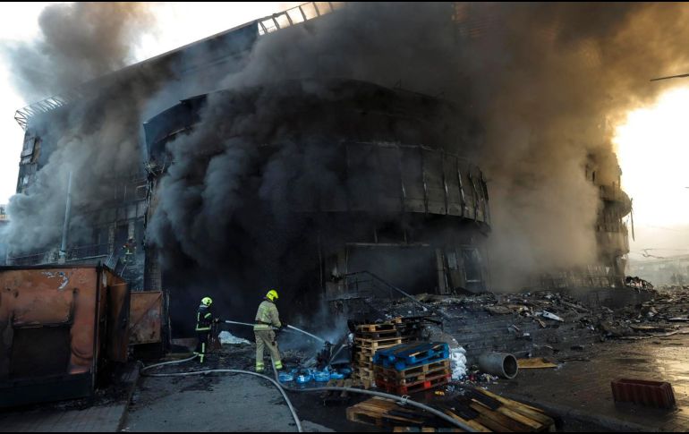 Rescatistas ucranianos trabajan en un centro comercial en Kiev el 24 de mayo de 2026 tras un bombardeo ruso. EFE/S. DOLZHENKO