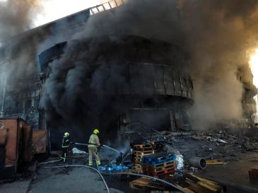 Rescatistas ucranianos trabajan en un centro comercial en Kiev el 24 de mayo de 2026 tras un bombardeo ruso. EFE/S. DOLZHENKO