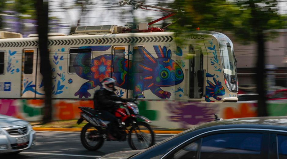 Fotografía del tren ligero con imágenes de ajolotes el sábado 23 de mayo en la Ciudad de México. EFE/I. Esquivel