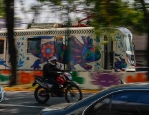 Fotografía del tren ligero con imágenes de ajolotes el sábado 23 de mayo en la Ciudad de México. EFE/I. Esquivel