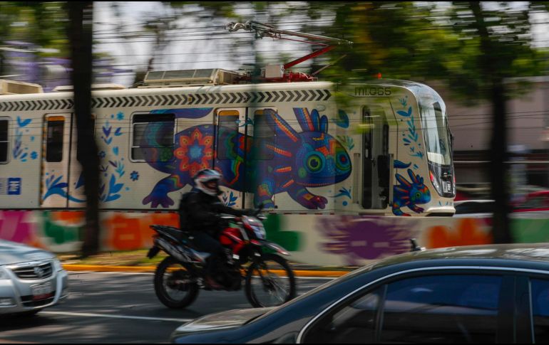 Fotografía del tren ligero con imágenes de ajolotes el sábado 23 de mayo en la Ciudad de México. EFE/I. Esquivel