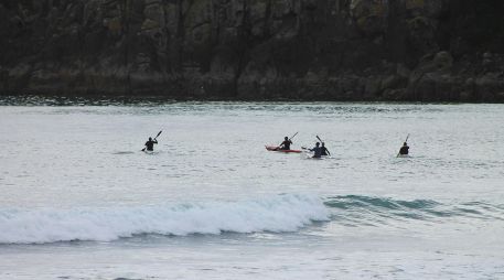 Los hechos ocurrieron la mañana de hoy, cuando diversos grupos de turistas en kayaks y tablas salieron a las 05:30 horas de las playas de Boca del Río con rumbo a la Isla de Sacrificios, donde los atrapó mal tiempo: vientos y oleajes fuertes. Unsplash