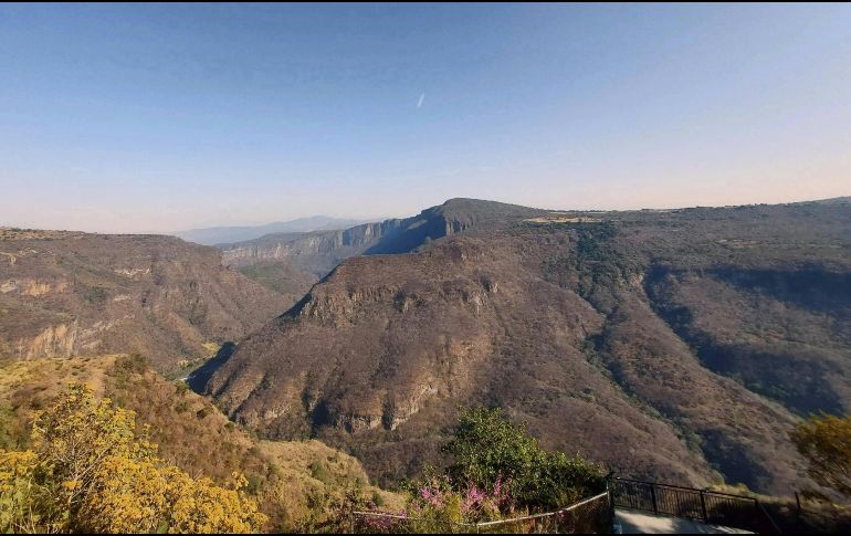 Desde recorridos urbanos rodeados por barrancas hasta senderos de alta montaña o caminatas junto al mar, Jalisco ofrece rutas para prácticamente todas las edades y niveles de dificultad. UNSPLASH / S. RODRÍGUEZ