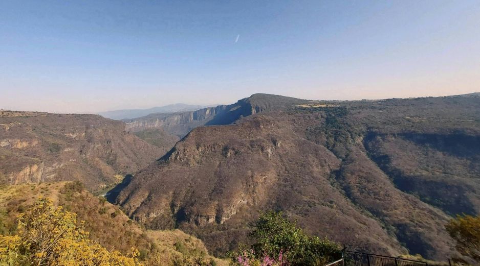 Desde recorridos urbanos rodeados por barrancas hasta senderos de alta montaña o caminatas junto al mar, Jalisco ofrece rutas para prácticamente todas las edades y niveles de dificultad. UNSPLASH / S. RODRÍGUEZ