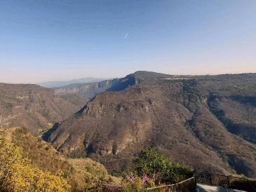 Desde recorridos urbanos rodeados por barrancas hasta senderos de alta montaña o caminatas junto al mar, Jalisco ofrece rutas para prácticamente todas las edades y niveles de dificultad. UNSPLASH / S. RODRÍGUEZ
