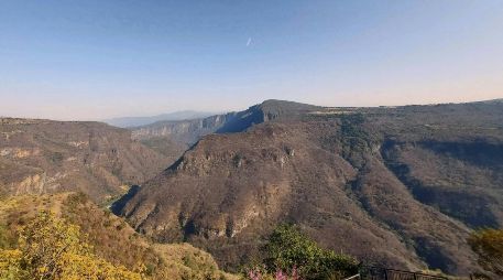 Desde recorridos urbanos rodeados por barrancas hasta senderos de alta montaña o caminatas junto al mar, Jalisco ofrece rutas para prácticamente todas las edades y niveles de dificultad. UNSPLASH / S. RODRÍGUEZ