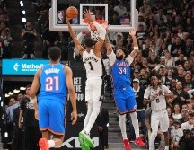 Victor Wembanyama lideró a los Spurs con 33 puntos en la contundente victoria sobre el Thunder para empatar la Final del Oeste. AFP/ J. D. GARRABRANT.