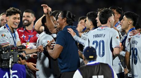 El presidente del Consejo de Administración de la Cooperativa La Cruz Azul, Víctor Velázquez, reafirmó al estratega mexicano al frente del equipo de cara a la siguiente campaña. IMAGO7.