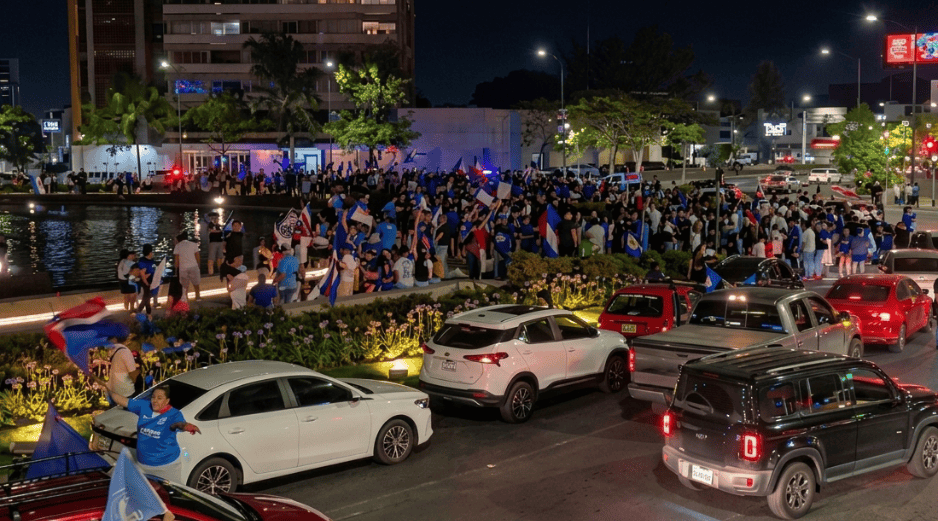 La Minerva se convirtió en el punto de reunión para familias, grupos de amigos y aficionados que no dejaron de celebrar el campeonato conseguido por el conjunto cementero. ESPECIAL