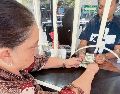 Una mujer cambia dólares enviados desde Estados Unidos, en medio de la incertidumbre por nuevas disposiciones económicas. EL INFORMADOR/ Archivo