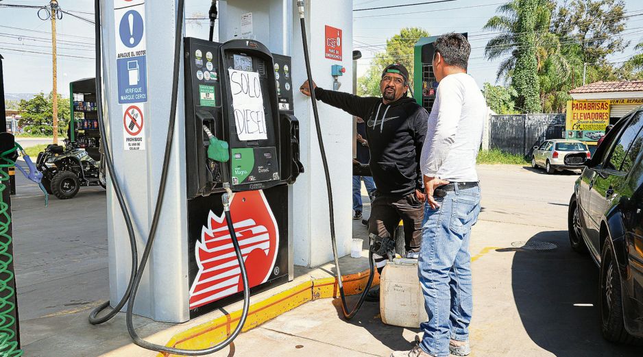 Conductores tapatíos enfrentan estaciones con suministro limitado y nuevos aumentos en el precio de los combustibles, en medio de reportes de desabasto. EL INFORMADOR/ J. Acosta