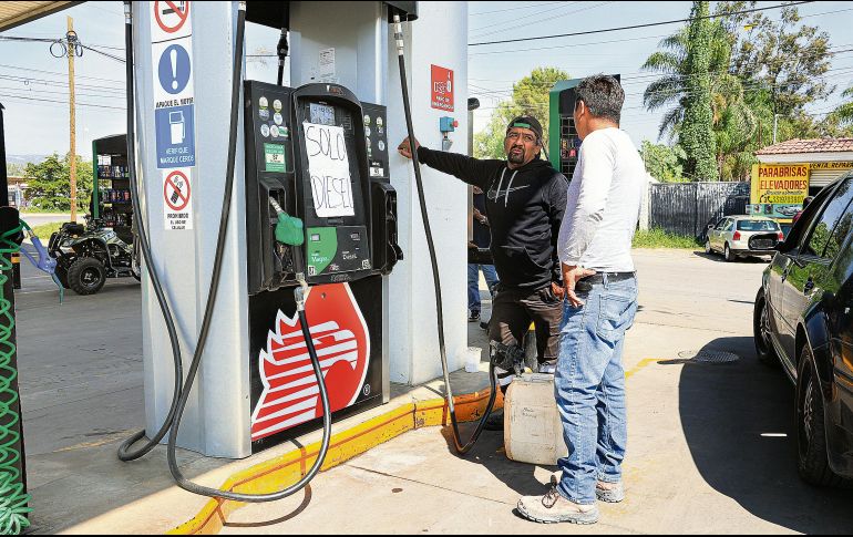 Conductores tapatíos enfrentan estaciones con suministro limitado y nuevos aumentos en el precio de los combustibles, en medio de reportes de desabasto. EL INFORMADOR/ J. Acosta