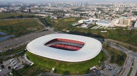 Guadalajara no se queda atrás en esta fiesta deportiva. El Estadio AKRON, la moderna casa de las Chivas, será el epicentro del futbol en Jalisco.  AP / E. Verdugo