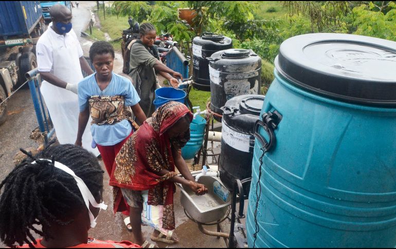 Imagen del 23 de mayo de 2026 de un oficial sanitario (i-atrás) indicando a los pasajeros que llegan que se laven las manos en el punto fronterizo, en Mpondwe, en el oeste de Uganda. Xinhua/N. Kajoba