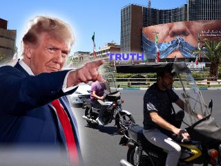 Imágenes de Teherán en donde se despliega un anuncio con mensaje anti Trump; EU e Irán buscan conseguir un acuerdo de paz. EFE / EPA / ABEDIN TAHERKENAREH