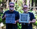 Willie Valentinis y Juanchi Baleirón con la cápsula del tiempo que será reabierta dentro de 50 años. EL INFORMADOR / A. Navarro
