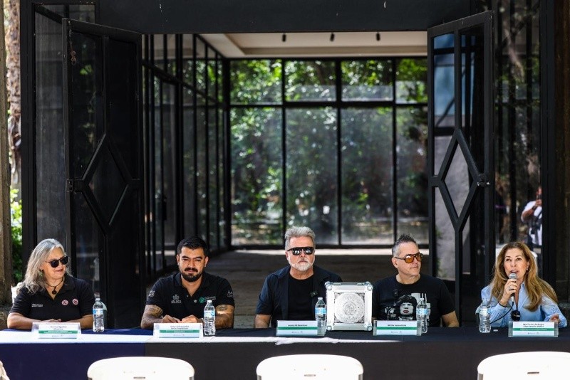 Como parte de su nuevo material discográfico, Como parte de su nuevo material discográfico,