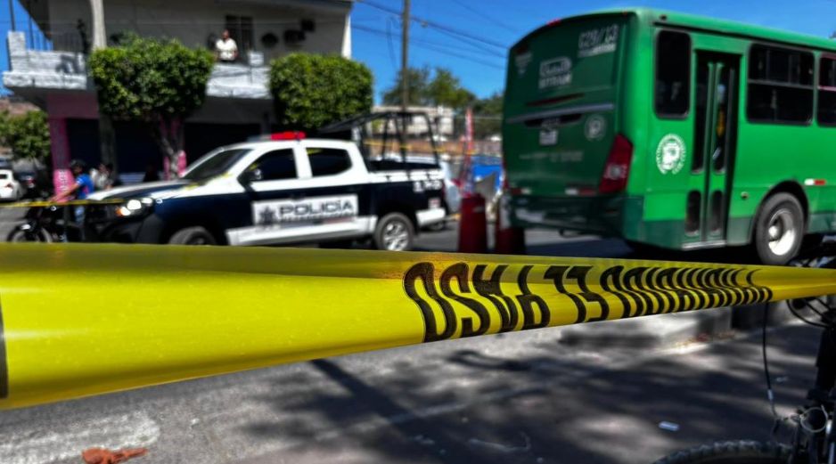 Servicios médicos confirmaron la muerte del adulto mayor tras el fuerte impacto provocado por la unidad de transporte público. CORTESÍA/SECRETARÍA DE SEGURIDAD DEL ESTADO