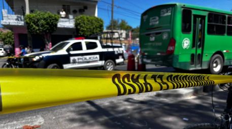 Servicios médicos confirmaron la muerte del adulto mayor tras el fuerte impacto provocado por la unidad de transporte público. CORTESÍA/SECRETARÍA DE SEGURIDAD DEL ESTADO