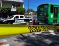 Servicios médicos confirmaron la muerte del adulto mayor tras el fuerte impacto provocado por la unidad de transporte público. CORTESÍA/SECRETARÍA DE SEGURIDAD DEL ESTADO