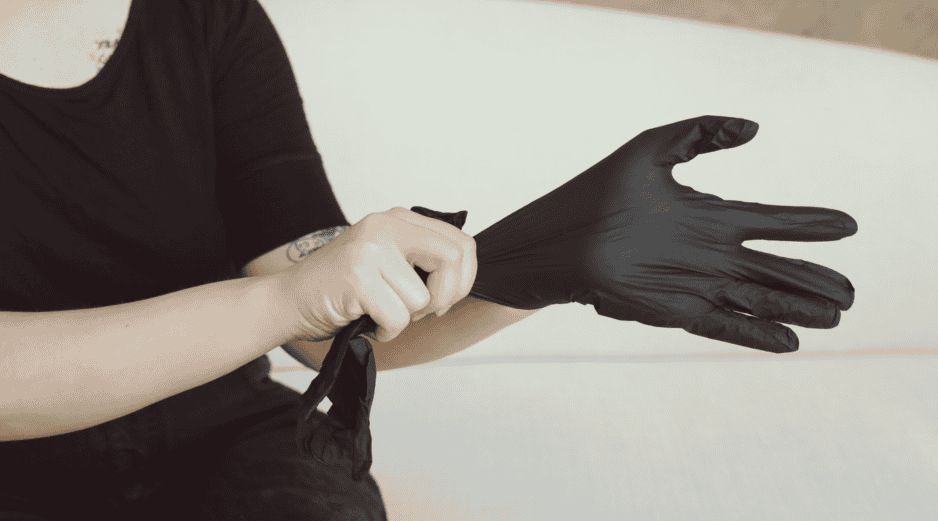 Desde la perspectiva psicológica, vestir de negro puede comunicar muchas cosas al mismo tiempo: poder, discreción, elegancia, distancia emocional o simplemente comodidad personal.  CANVA