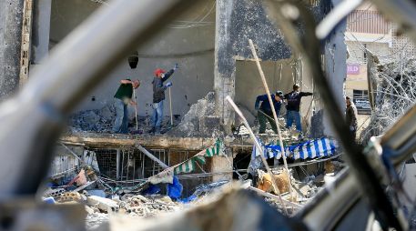 Varias personas limpian los escombros de un edificio destruido en los ataques aéreos israelíes, en Tiro, Líbano. XINHUA/A. Hashisho