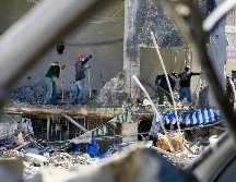 Varias personas limpian los escombros de un edificio destruido en los ataques aéreos israelíes, en Tiro, Líbano. XINHUA/A. Hashisho