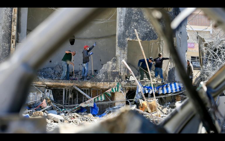 Varias personas limpian los escombros de un edificio destruido en los ataques aéreos israelíes, en Tiro, Líbano. XINHUA/A. Hashisho