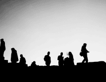 La persistencia de esta tragedia (la muerte de los migrantes) ha generado frustración entre los defensores de derechos humanos, quienes advierten sobre una peligrosa desensibilización pública. CANVA