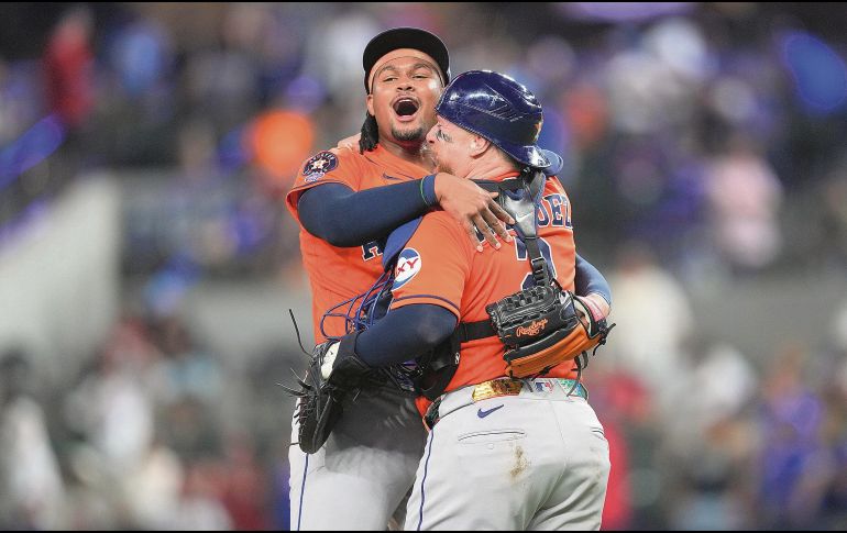 Alimber Santa. El relevista de Houston (izquierda) logró terminar la faena al retirar en orden a los seis bateadores que enfrentó ayer en Arlington. AP